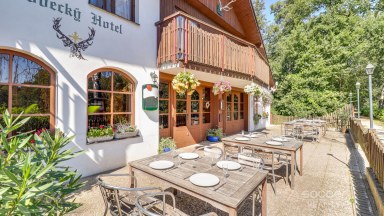 Lovecký hotel Jivák – perla svatojiřských lesů u rybníka Jívák