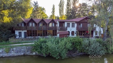 Prodej výjimečné historické stavby 1 150 m² s pozemkem 2 217 m² u rybníka Jivák – 36 minut od Prahy
