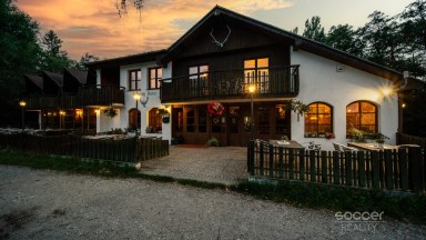 Prodej výjimečné historické stavby 1 150 m² s pozemkem 2 217 m² u rybníka Jivák – 36 minut od Prahy