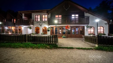 Prodej výjimečné historické stavby 1 150 m² s pozemkem 2 217 m² u rybníka Jivák – 36 minut od Prahy