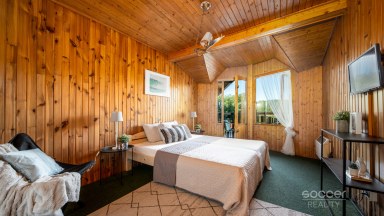 Prodej výjimečné historické stavby 1 150 m² s pozemkem 2 217 m² u rybníka Jivák – 36 minut od Prahy