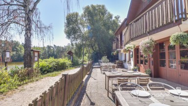 Prodej výjimečné historické stavby 1 150 m² s pozemkem 2 217 m² u rybníka Jivák – 36 minut od Prahy