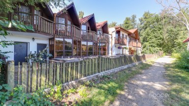 Prodej výjimečné historické stavby 1 150 m² s pozemkem 2 217 m² u rybníka Jivák – 36 minut od Prahy