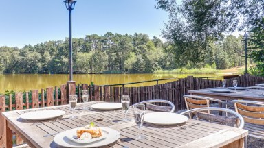 Prodej výjimečné historické stavby 1 150 m² s pozemkem 2 217 m² u rybníka Jivák – 36 minut od Prahy