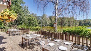 Prodej výjimečné historické stavby 1 150 m² s pozemkem 2 217 m² u rybníka Jivák – 36 minut od Prahy