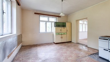 Prodej rodinného domu s velkým stavebním pozemkem - Sehradice, okres Zlín.