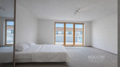 Pronájem krásného bytu 1+kk 38 m2/PS/S, ul. Randova, Praha 5 - Smíchov.