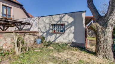 Pronájem staršího rodinného domu 4+1, pozemek 674 m2, ul. Dobšická, Praha – Horní Počernice.