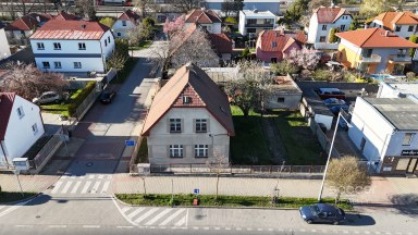 Pronájem staršího rodinného domu 4+1, pozemek 674 m2, ul. Dobšická, Praha – Horní Počernice.