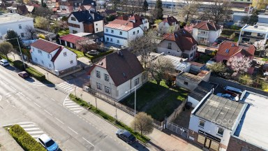 Pronájem staršího rodinného domu 4+1, pozemek 674 m2, ul. Dobšická, Praha – Horní Počernice.